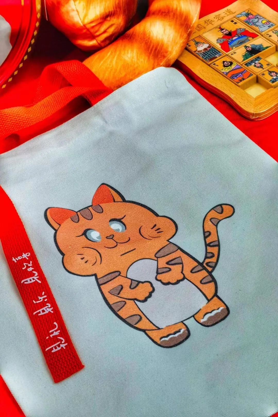 《花猫三丫上房了》,凑凑童年的热闹去!-见素见喜